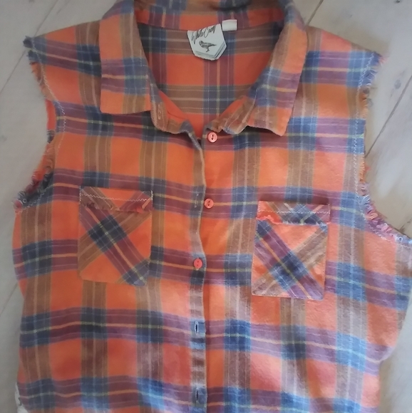 Sleeveless Flannel Shirt with lace inserts - Picture 3 of 8